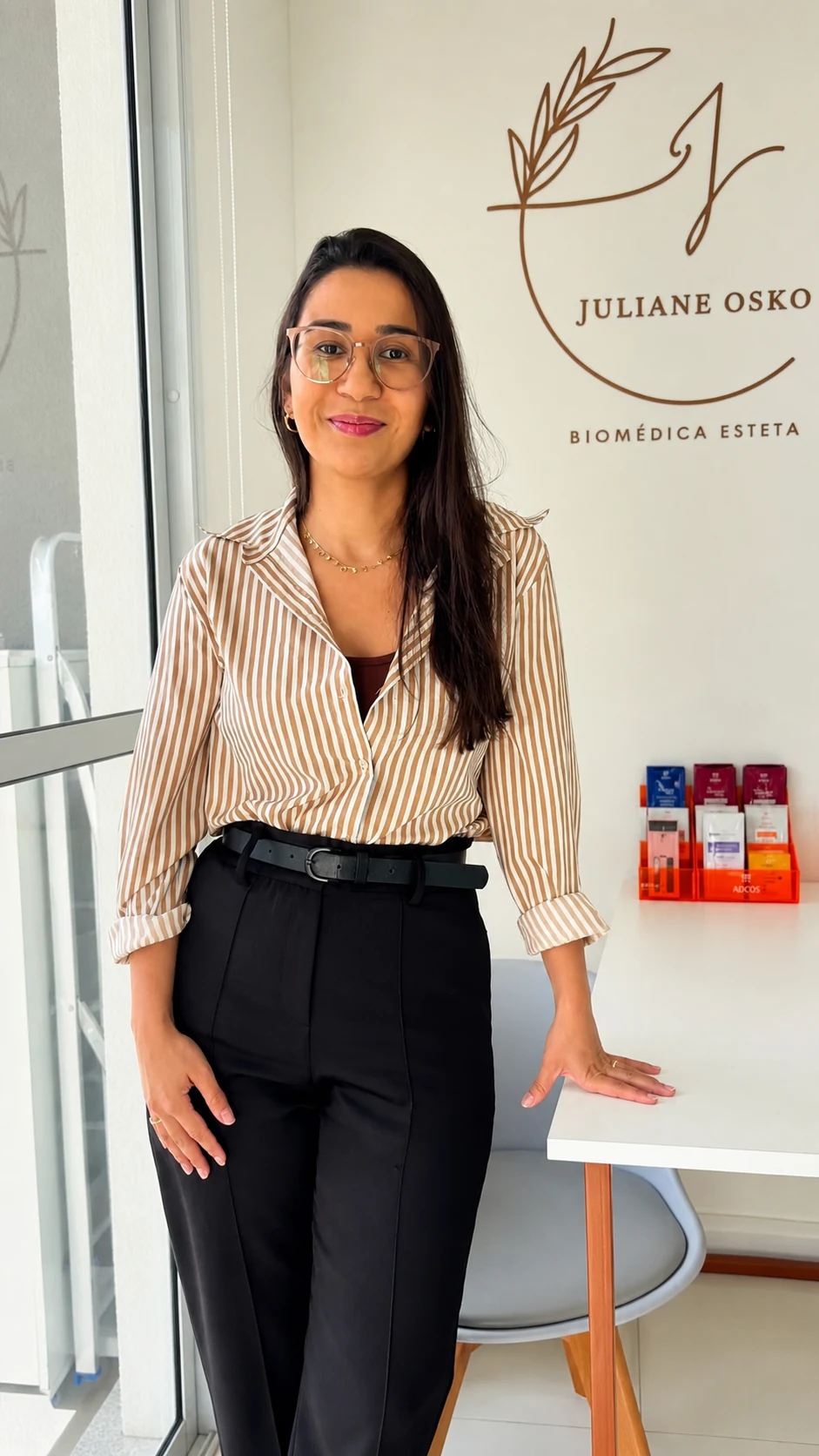 Juliane Osko em pé dentro do consultório