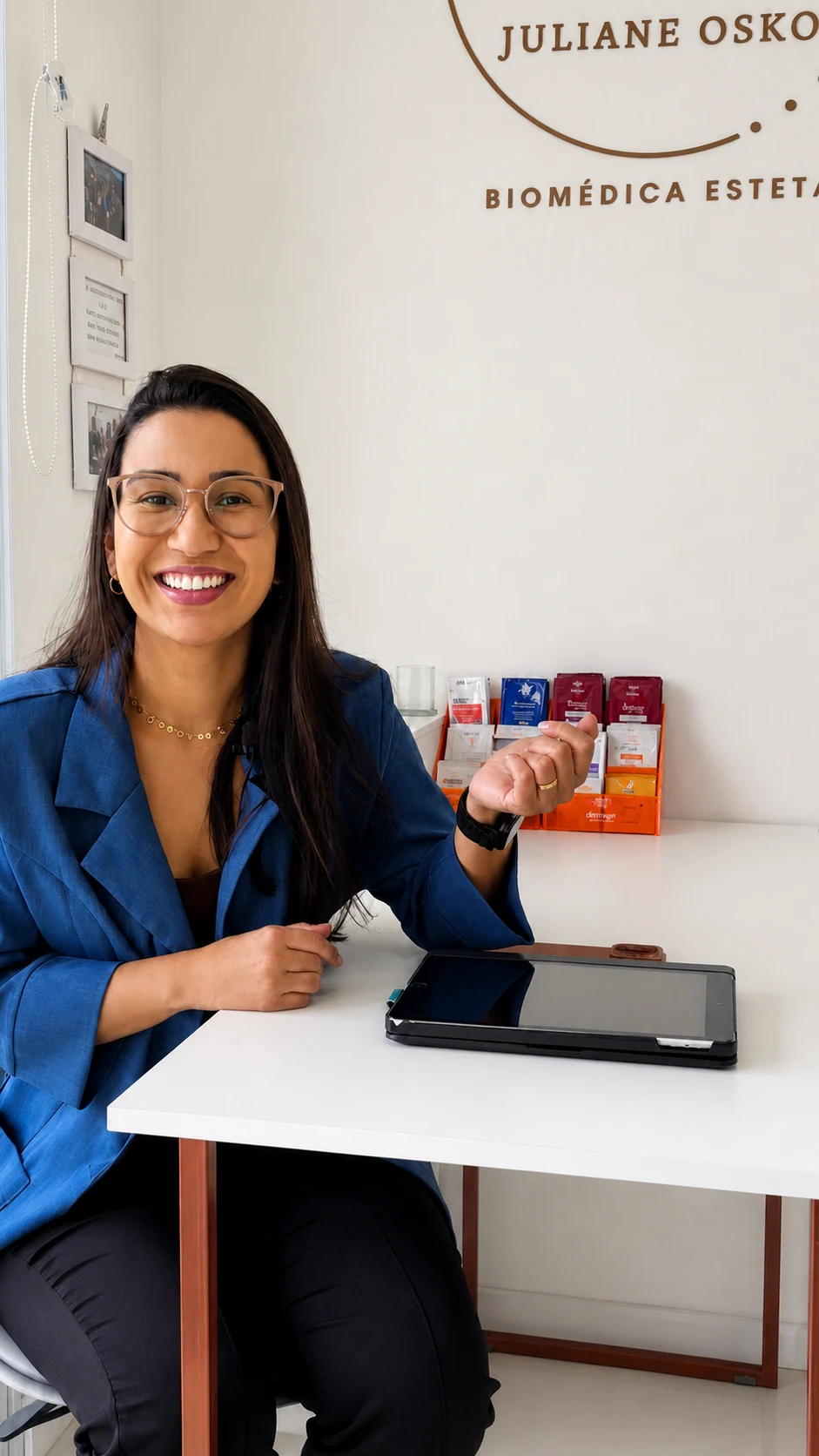 Juliane Osko sorrindo em seu consultório
